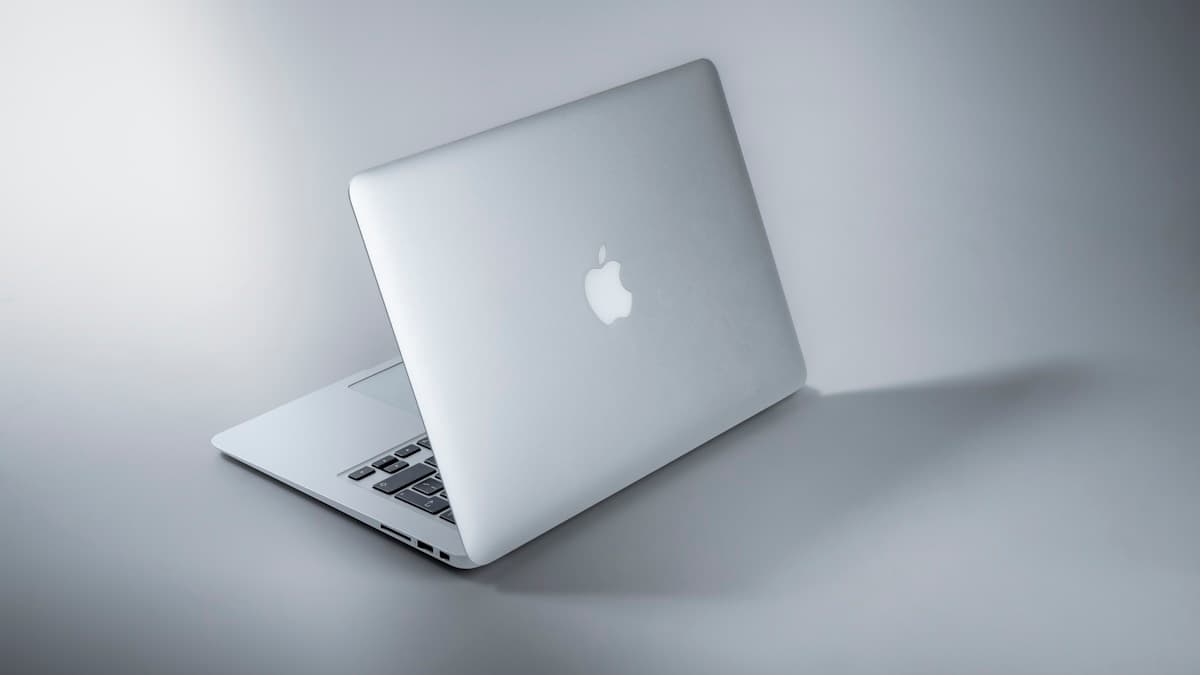 MacBook running a Mac screen recording app with system audio capture